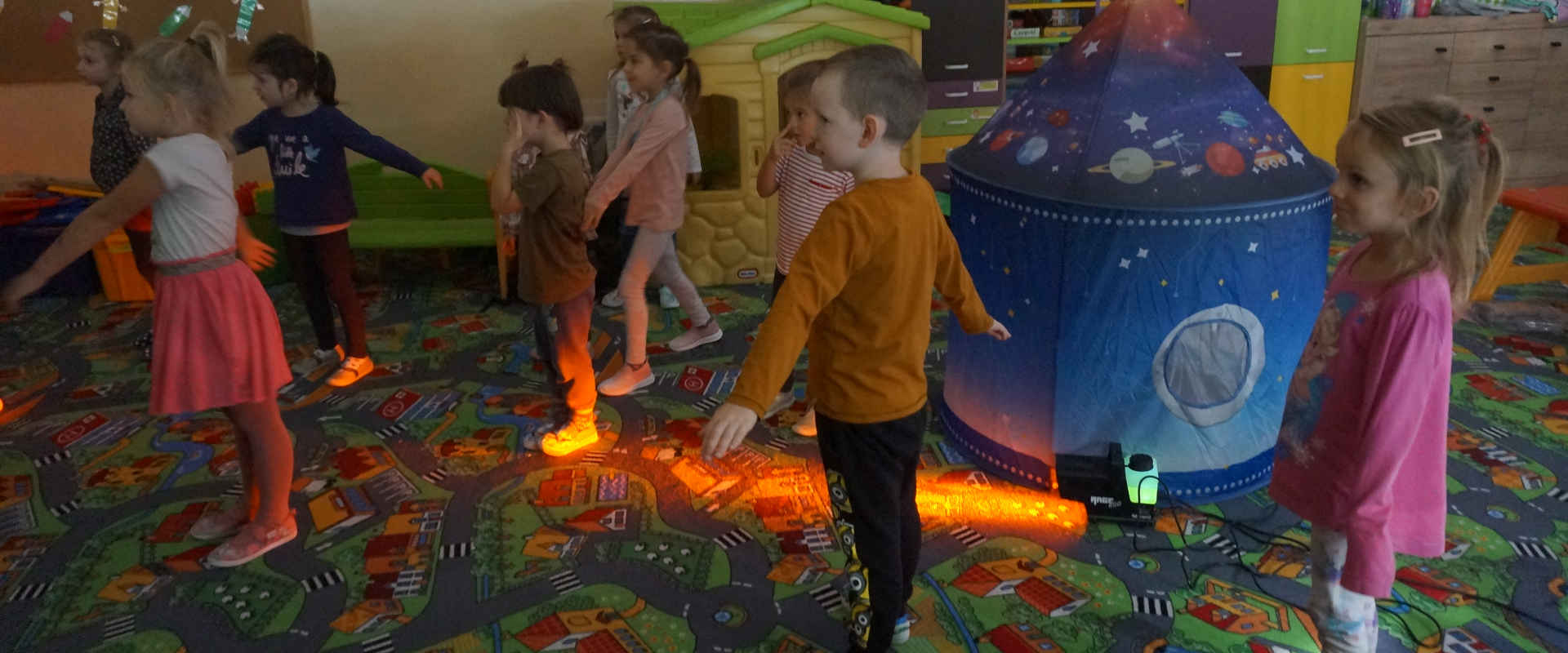 Dzieci bawią się przy makiecie rakiety