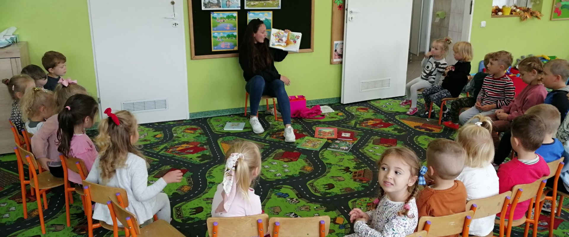 Dzieci podczas czytanie bajek przez opiekunkę