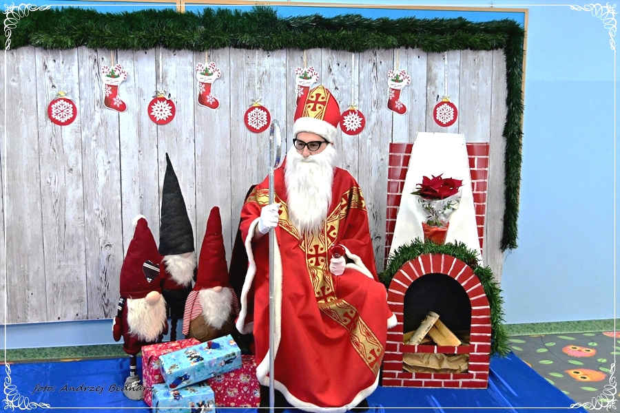 Święty Mikołaj ze skrzatami