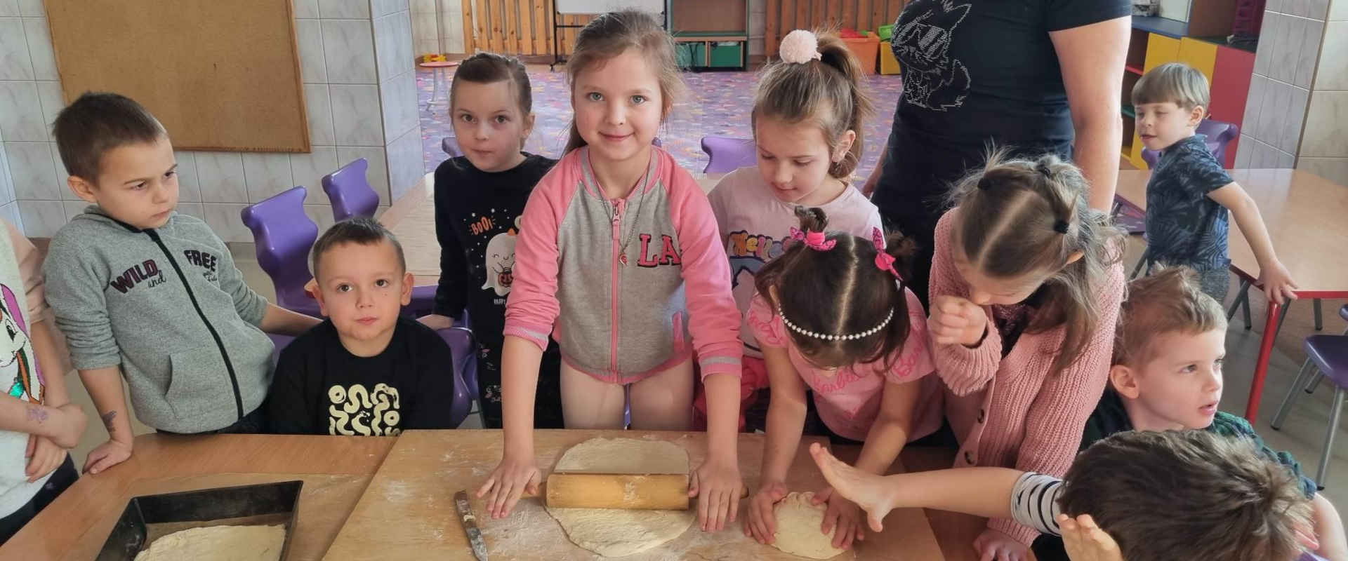 Dzieci robią ciasto na pizzę