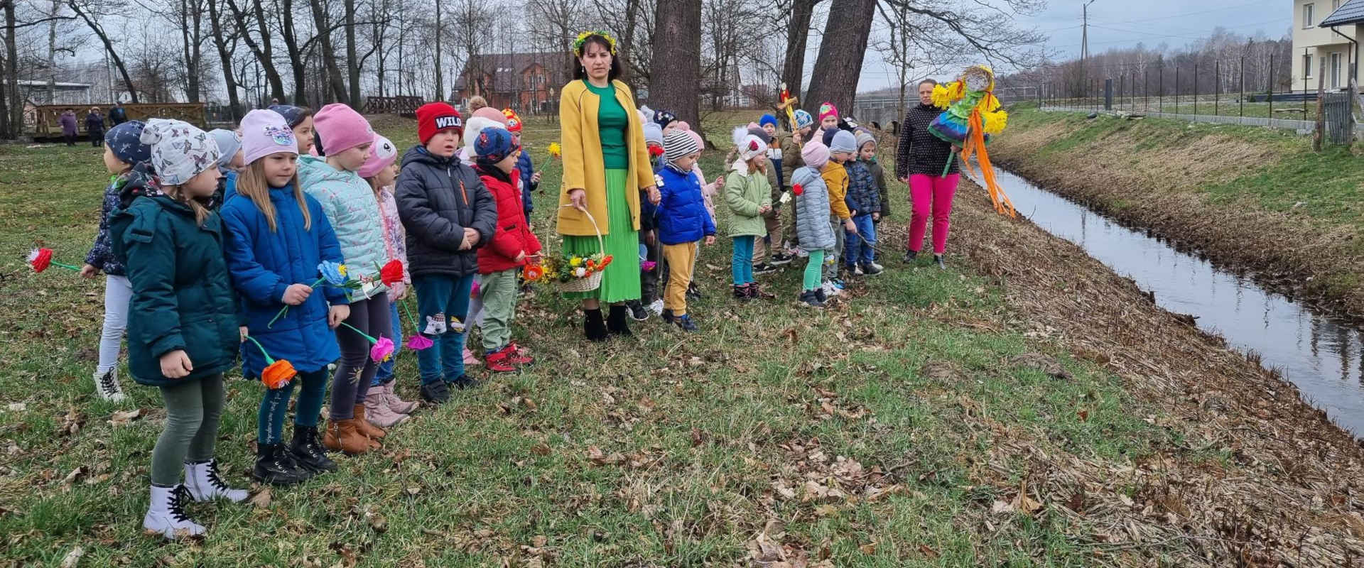 Przedszkolaki z opiekunką nad rzeczką