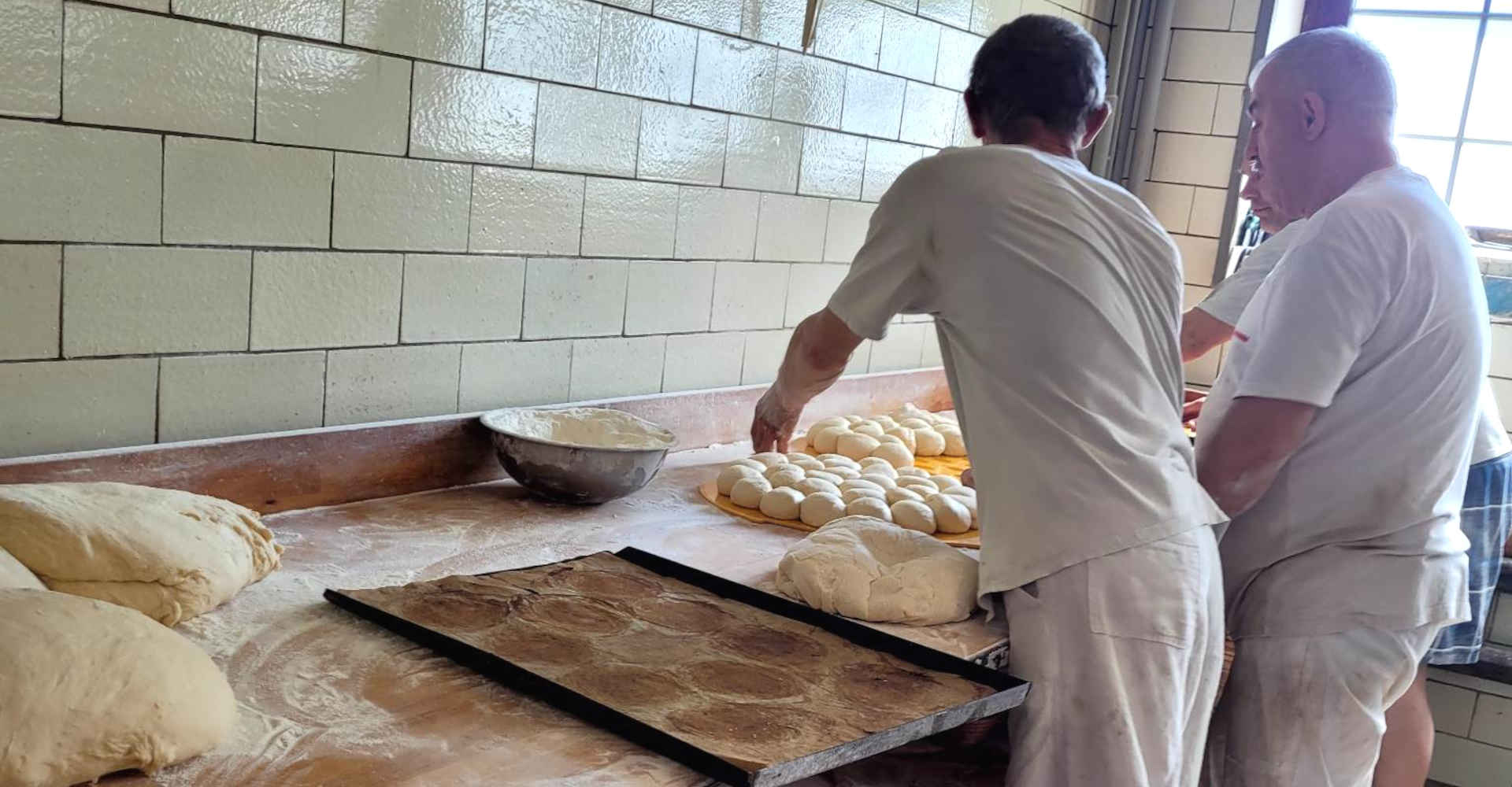 Piekarze przygotowujące ciasto na chleb