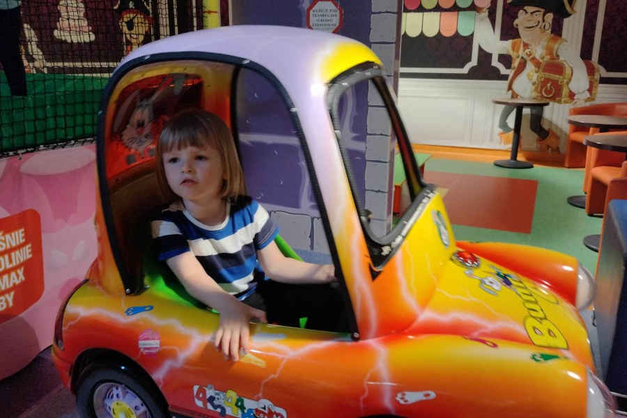 Dziewczynka w kolorowym samochodzie