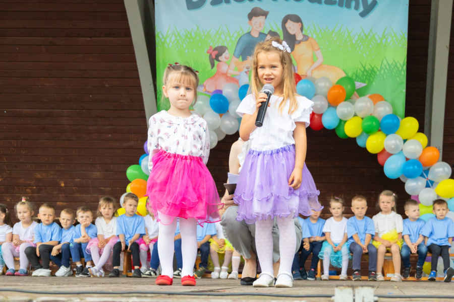 Dwie dziewczynki na scenie pilkniku