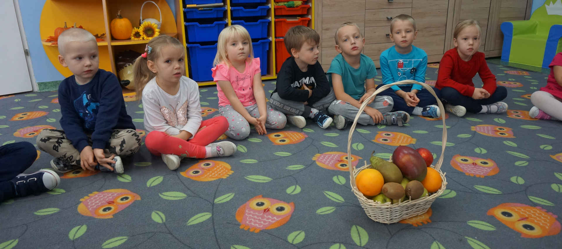 Dzieci z koszem pełnym warzyw i owoców