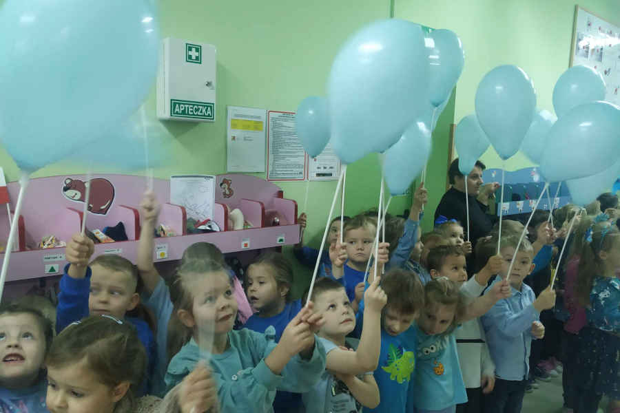 Dzieci z niebieskimi balonami