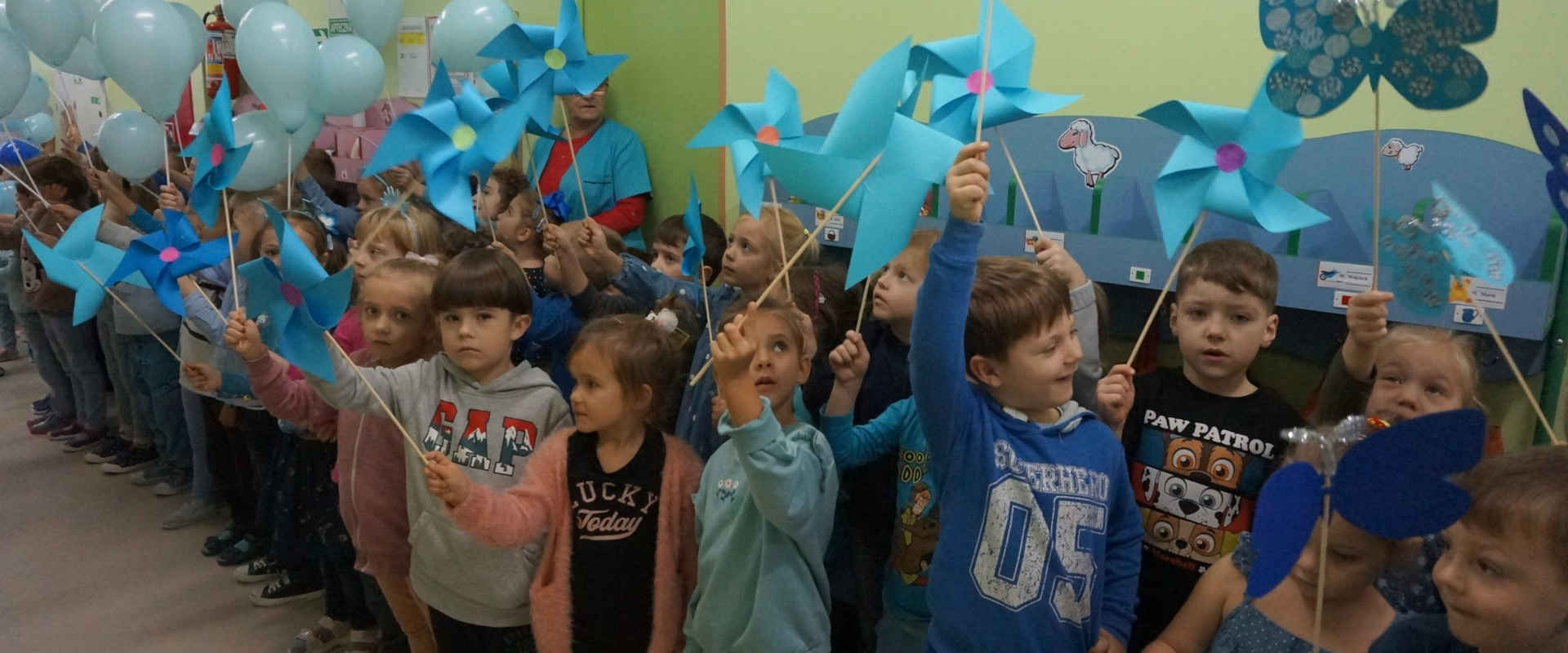 Dzieci z niebieskimi wiatraczkami