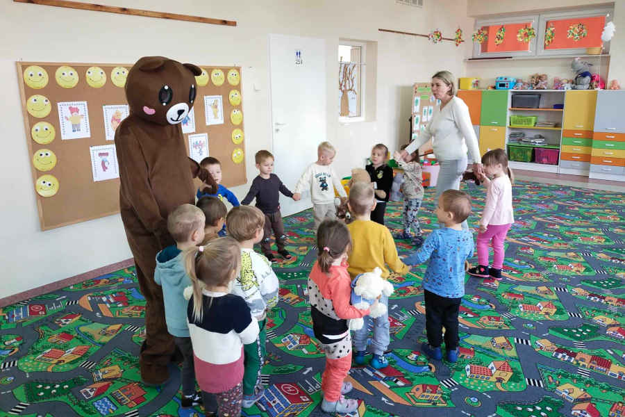 Dzieci bawią się z misiem
