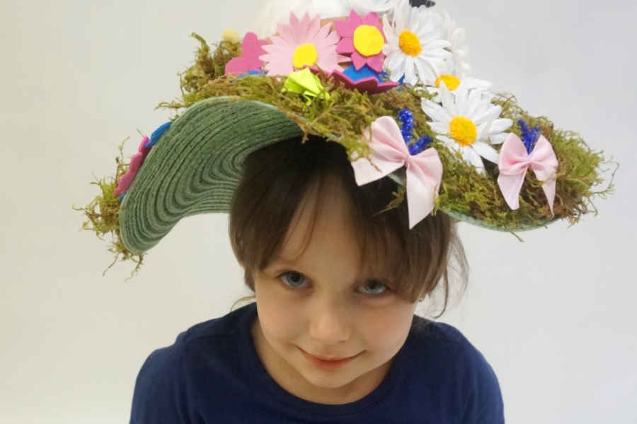Dziewczynka w wiosennym kapeluszu
