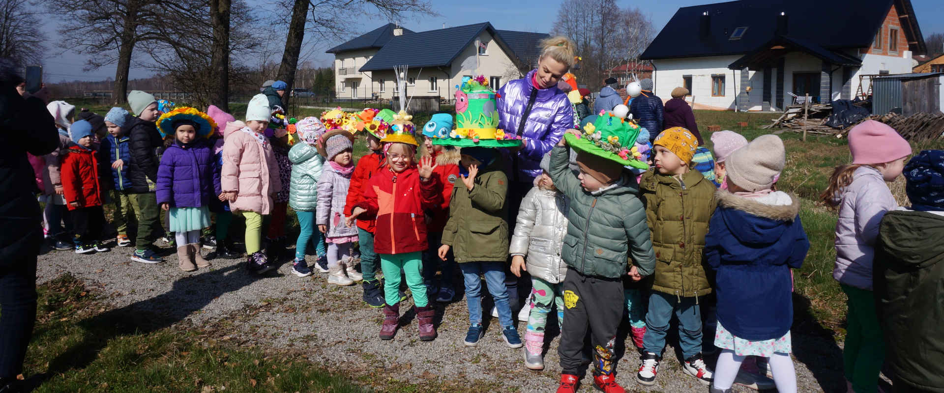 Dzieci w przebraniach z marzanną