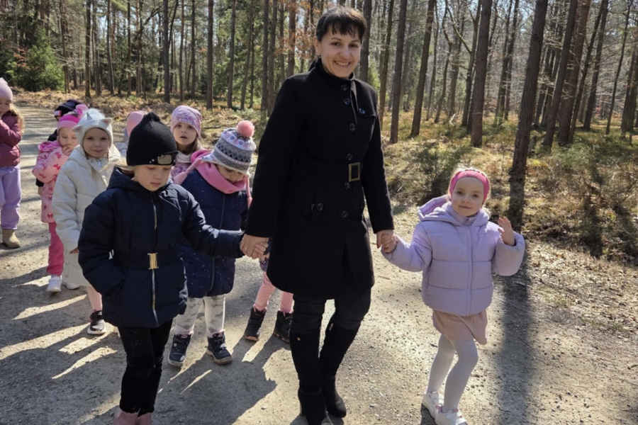 Dzieci na spacerze z opiekunką