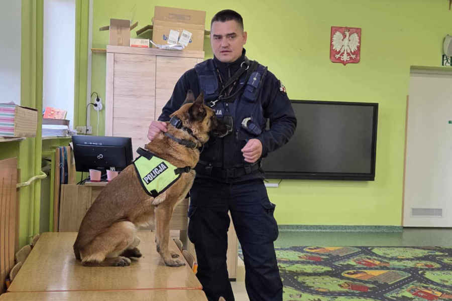 Policjant z psem Arisem