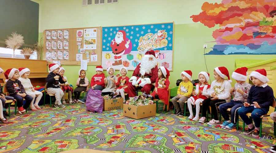 Święty Mikołaj wokół przedszkolaków